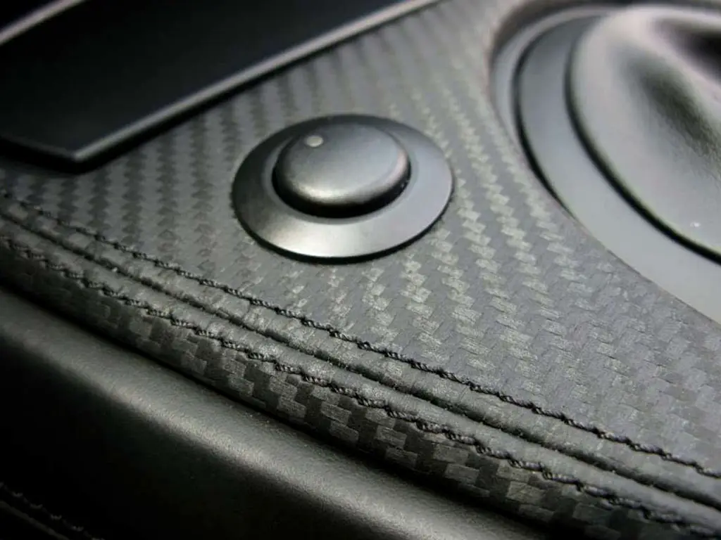 Piele artificială neagră embosată tip carbon 3D pe suport textil din microfibră, fară adeziv, 138 cm lațime