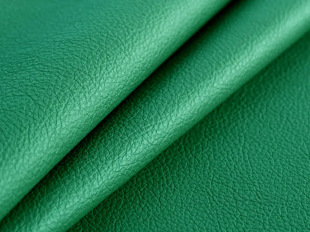 Piele ecologică autoadezivă culoare verde molid, aspect natural, moale și flexibilă, grosime 0,8 mm, lățime 137 cm