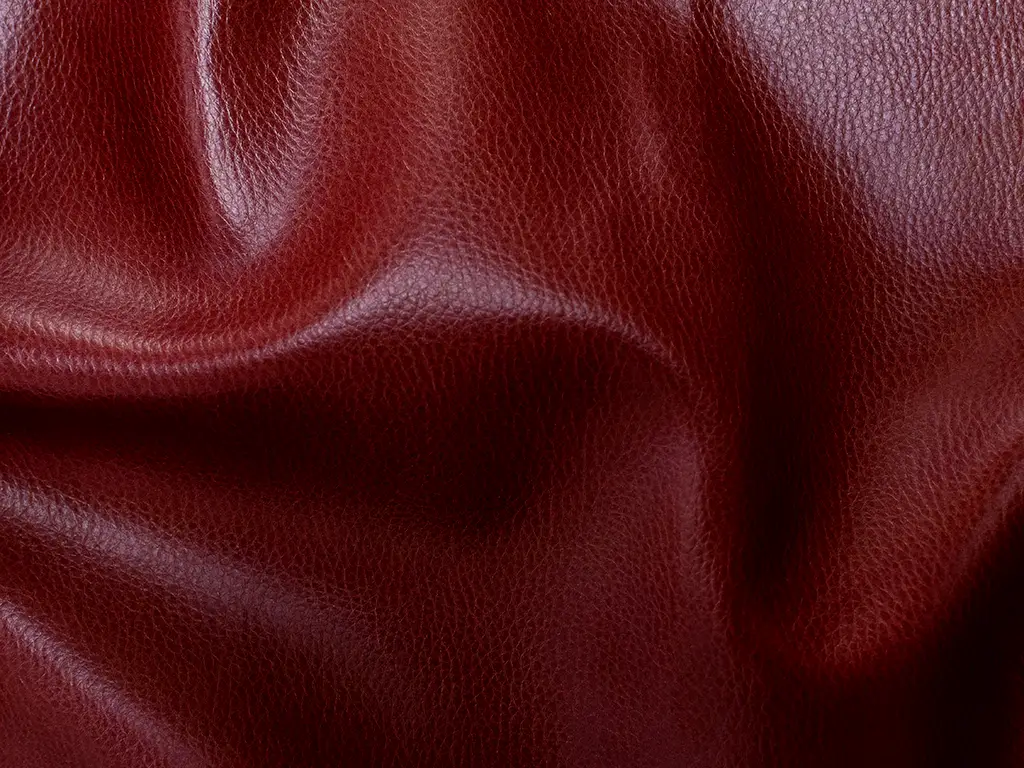 Piele ecologică autoadezivă culoare vișiniu bordo, aspect natural, moale și flexibilă, grosime 0,8 mm, lățime 137 cm
