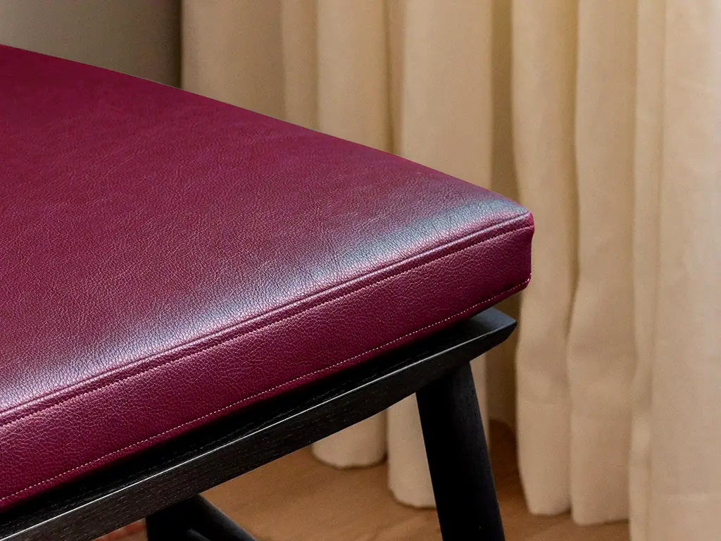 Piele ecologică autoadezivă culoare vișiniu bordo, aspect natural, moale și flexibilă, grosime 0,8 mm, lățime 137 cm