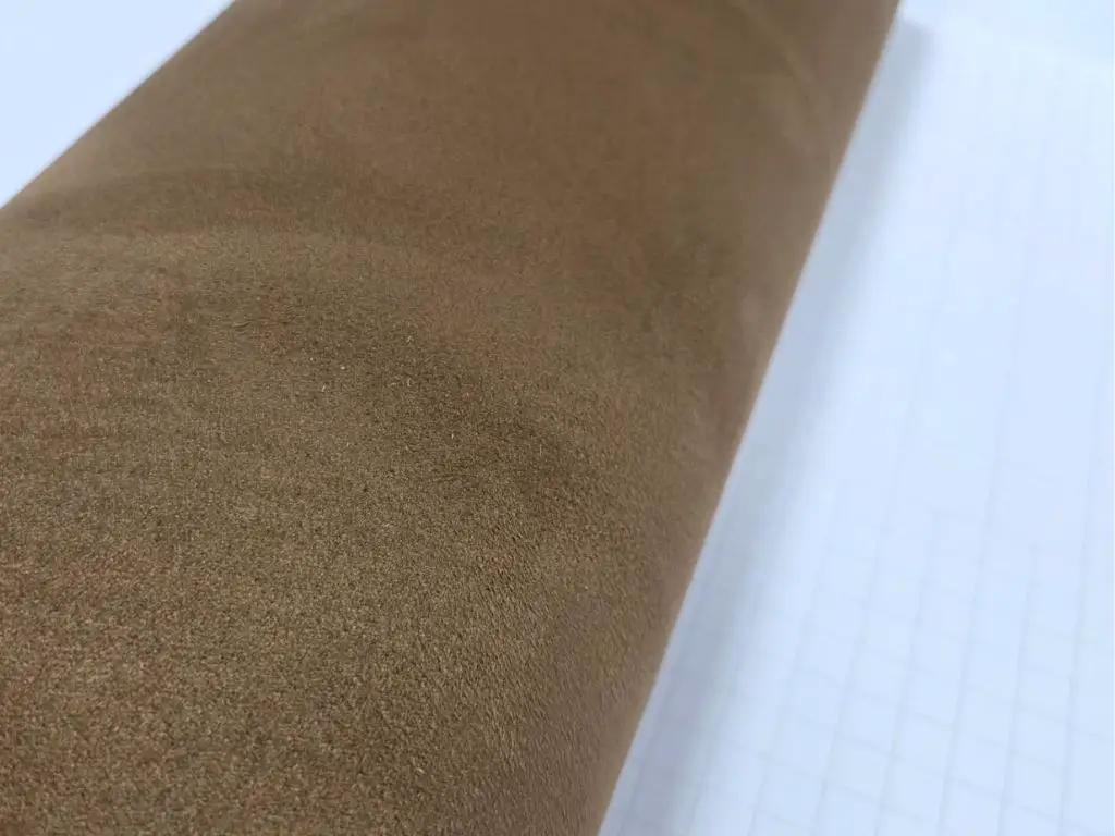 Material autoadeziv imitație piele întoarsă maro (Suedette), lățime 152 cm, se vinde la metru liniar