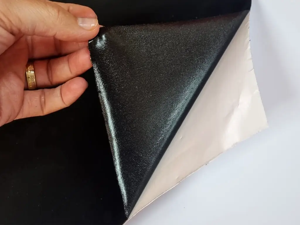 Material autoadeziv imitaţie piele întoarsă neagră, rolă de 50x300cm