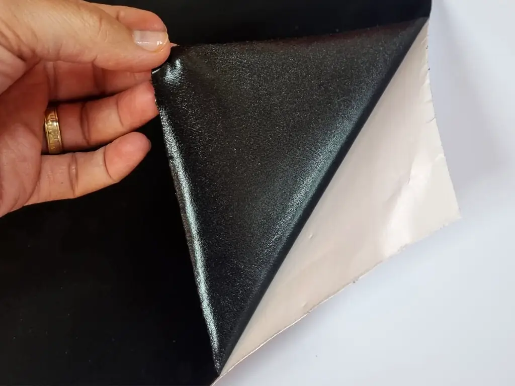 Material autoadeziv imitaţie piele întoarsă neagră, rolă de 152 cm