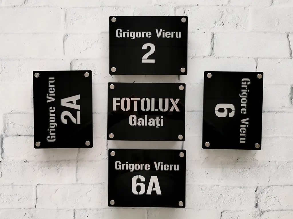 Plăcuţă 3D cu număr și/sau adresă casă, din plexi negru și auriu, cu text personalizat