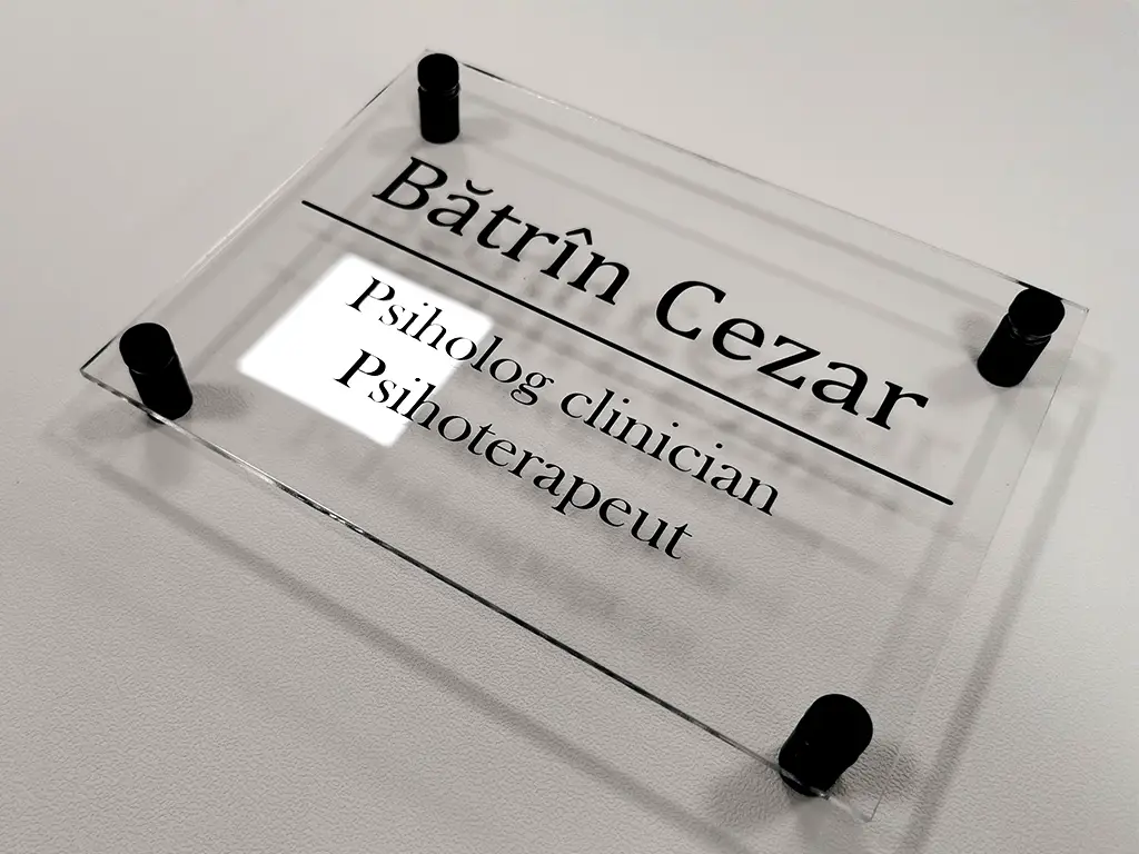 Plăcuţă adresă, din plexiglass transparent și scris din vinil, cu text personalizat