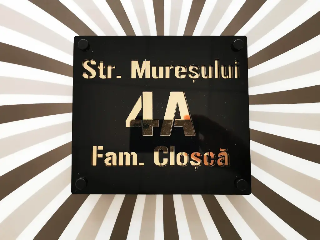 Plăcuţă 3D cu număr și/sau adresă casă, din plexi negru și auriu, cu text personalizat