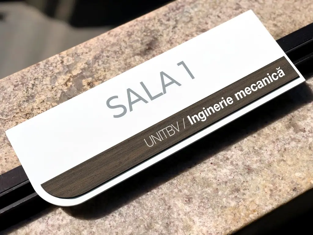 Placuță modernă personalizată cu print UV ideală pentru firme, birouri, spații comerciale sau instituții, 30x12 cm