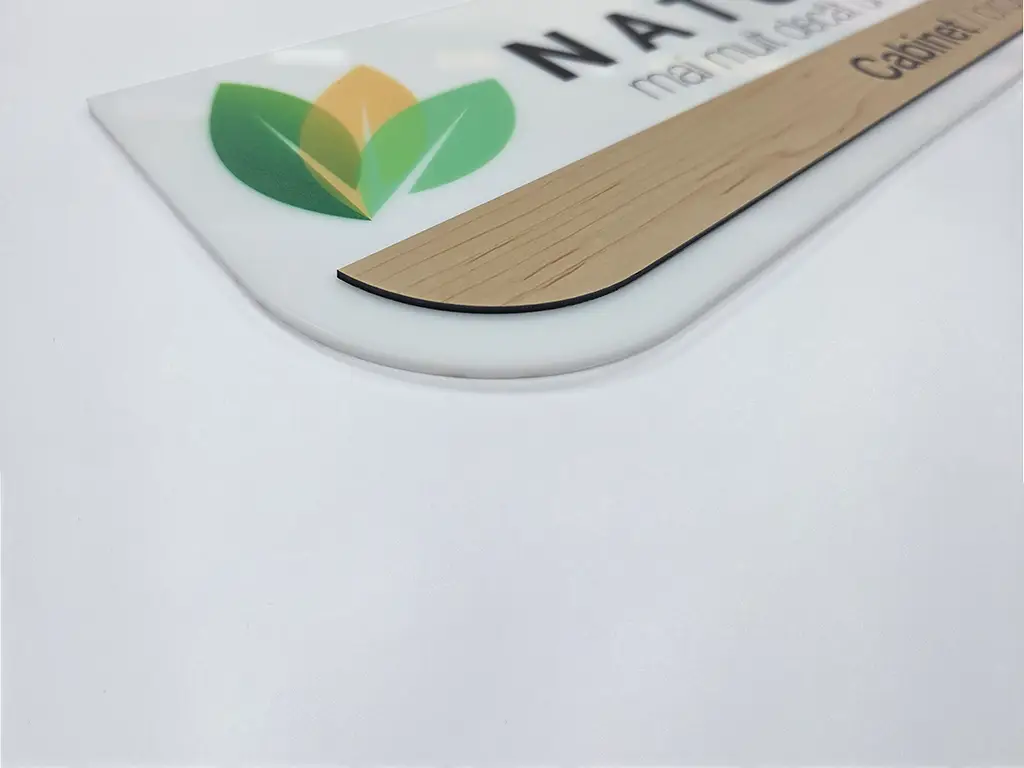 Placuță modernă personalizată cu print UV ideală pentru firme, birouri, spații comerciale sau instituții, 30x12 cm