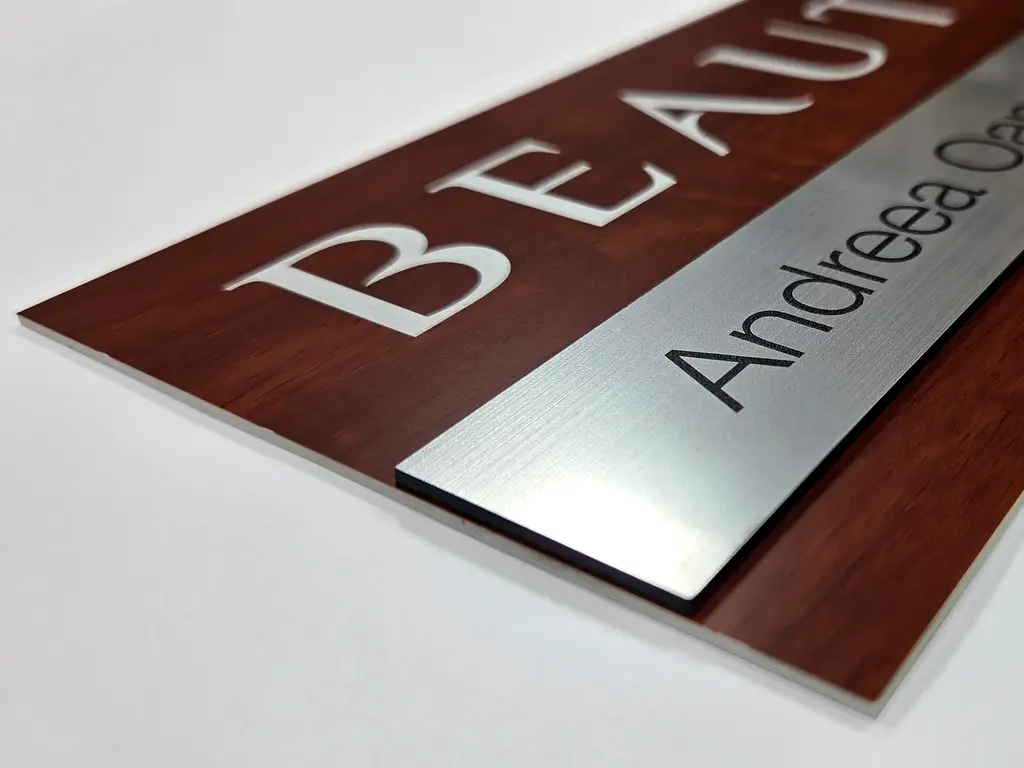 Plăcuță nature personalizată cu print UV ideală pentru firme, birouri, spații comerciale sau instituții, diverse combinații de culori, 25x12 cm