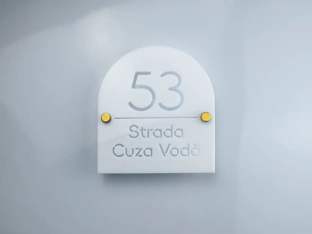 Plăcuță număr și adresă casă din plexiglass, cu text personalizat prin decupare