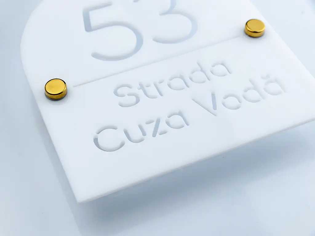 Plăcuță număr și adresă casă din plexiglass, cu text personalizat prin decupare