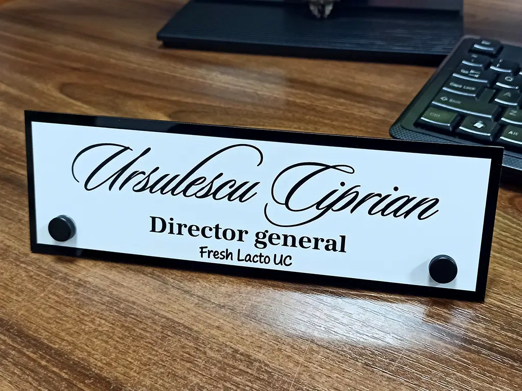 Plăcuță pentru birou, model din două straturi cu text personalizat imprimat la UV, 20x7 cm