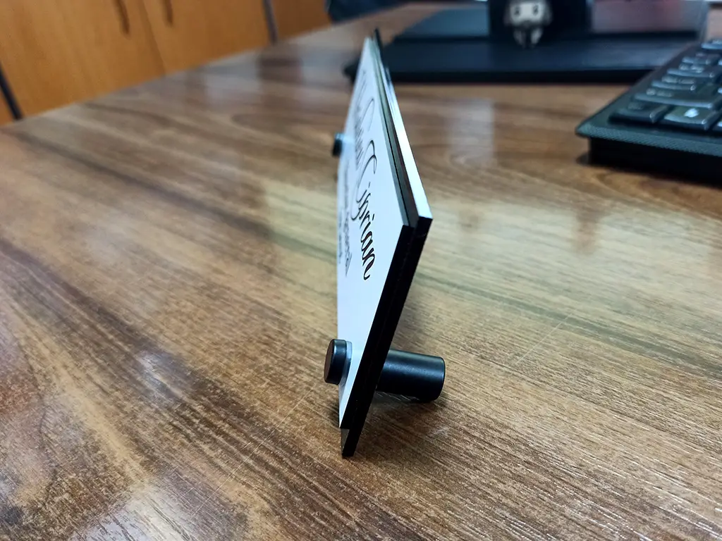 Plăcuță pentru birou, model din două straturi cu text personalizat imprimat la UV, 20x7 cm