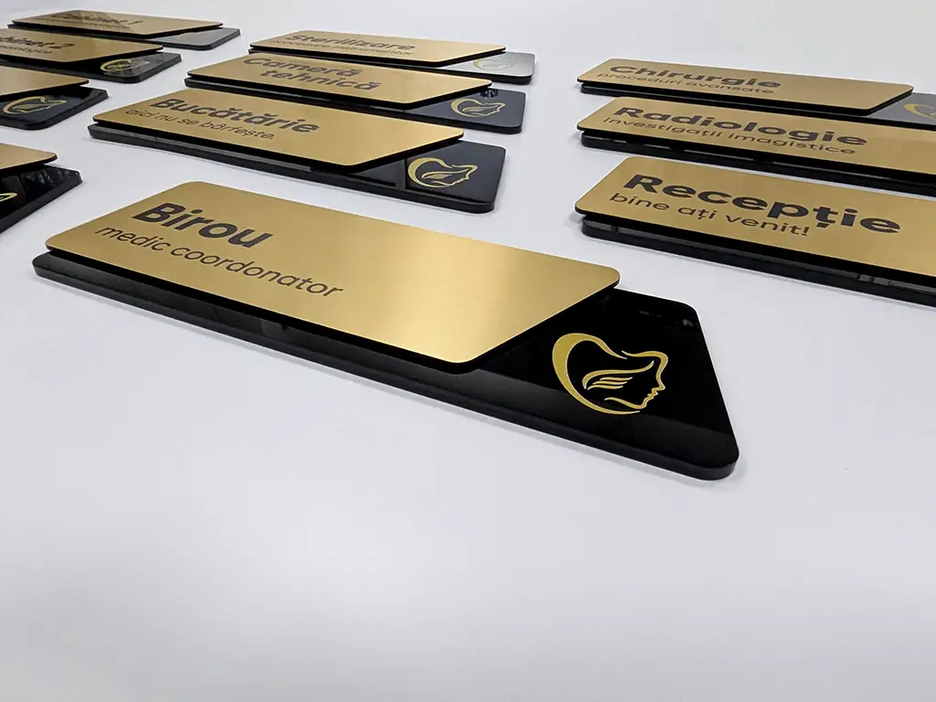 Plăcuță personalizată modernă cu print UV pentru birouri, spații comerciale, firme și instituții