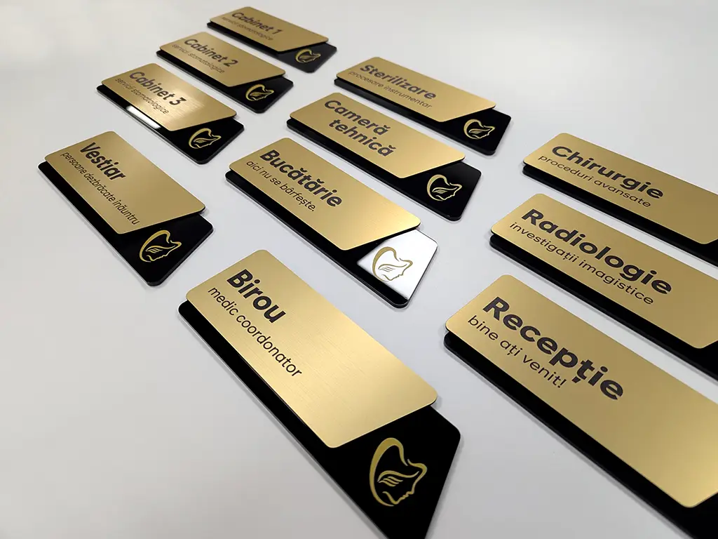 Plăcuță personalizată modernă cu print UV pentru birouri, spații comerciale, firme și instituții