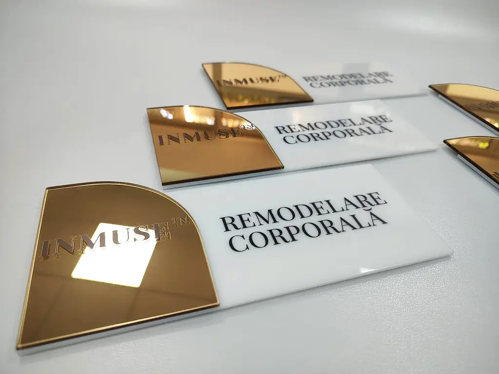 Plăcuță personalizată elegantă cu oglindă acrilică și print UV pentru firme, spații comerciale, birouri sau instituții