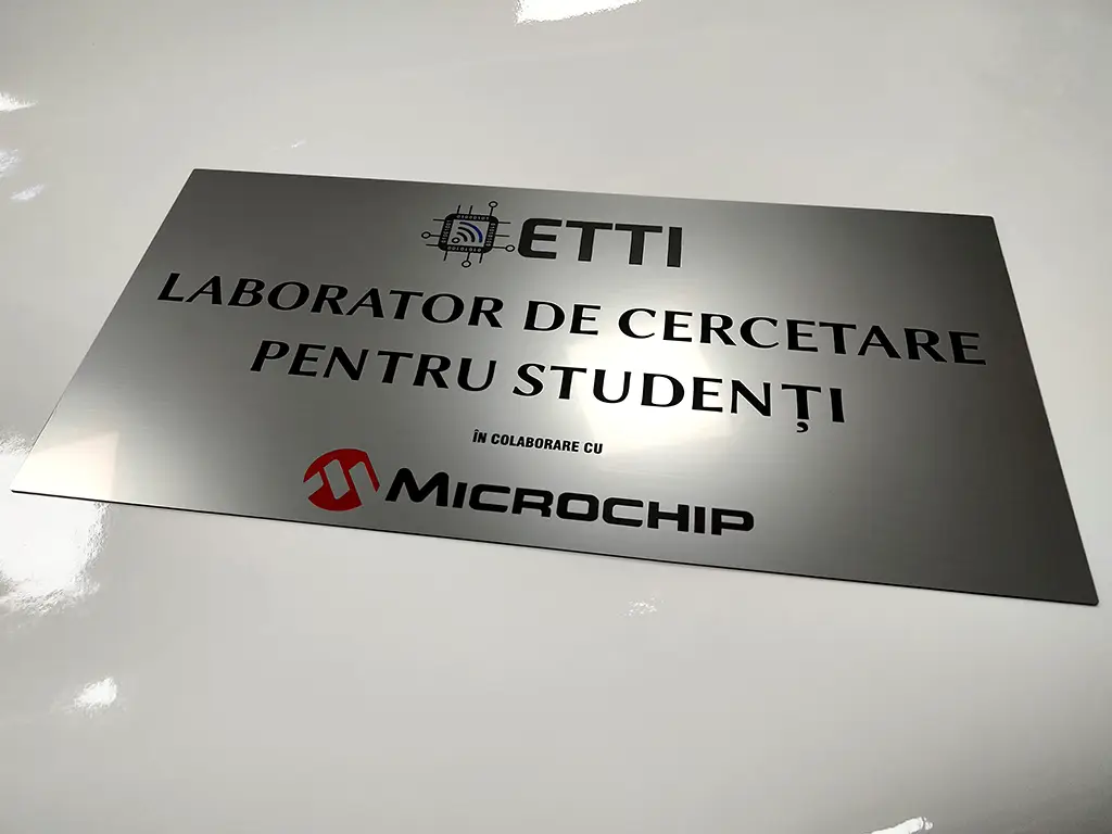 Plăcuță personalizată la comandă cu adresa sau afacerea ta cu logo, text sau grafică, printare UV, distanțiere incluse