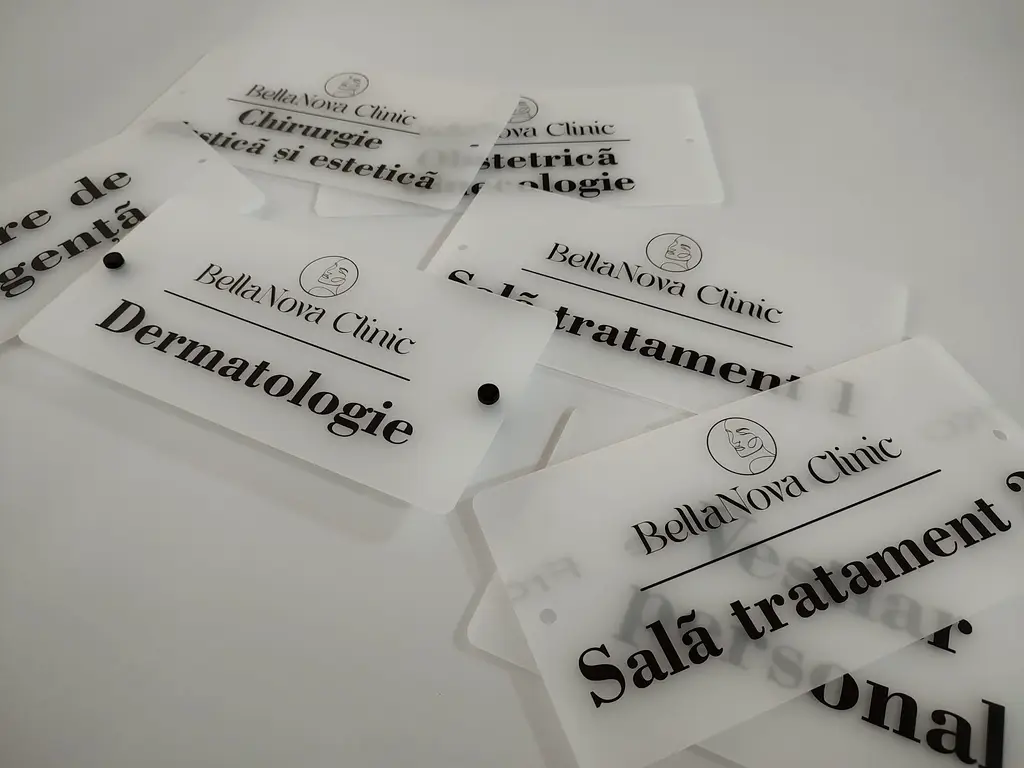Plăcuță personalizată model din acril mat cu print UV pentru birouri, spații comerciale, firme și instituții, distanțiere incluse