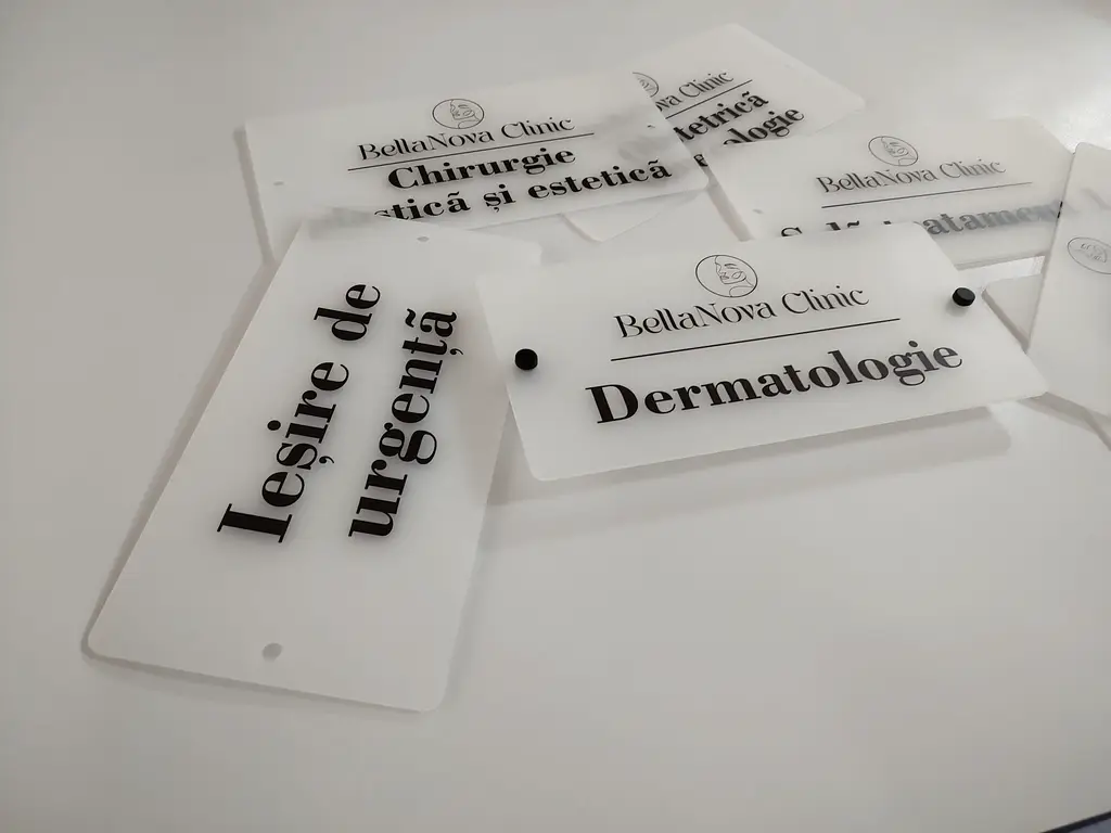 Plăcuță personalizată model din acril mat cu print UV pentru birouri, spații comerciale, firme și instituții, distanțiere incluse