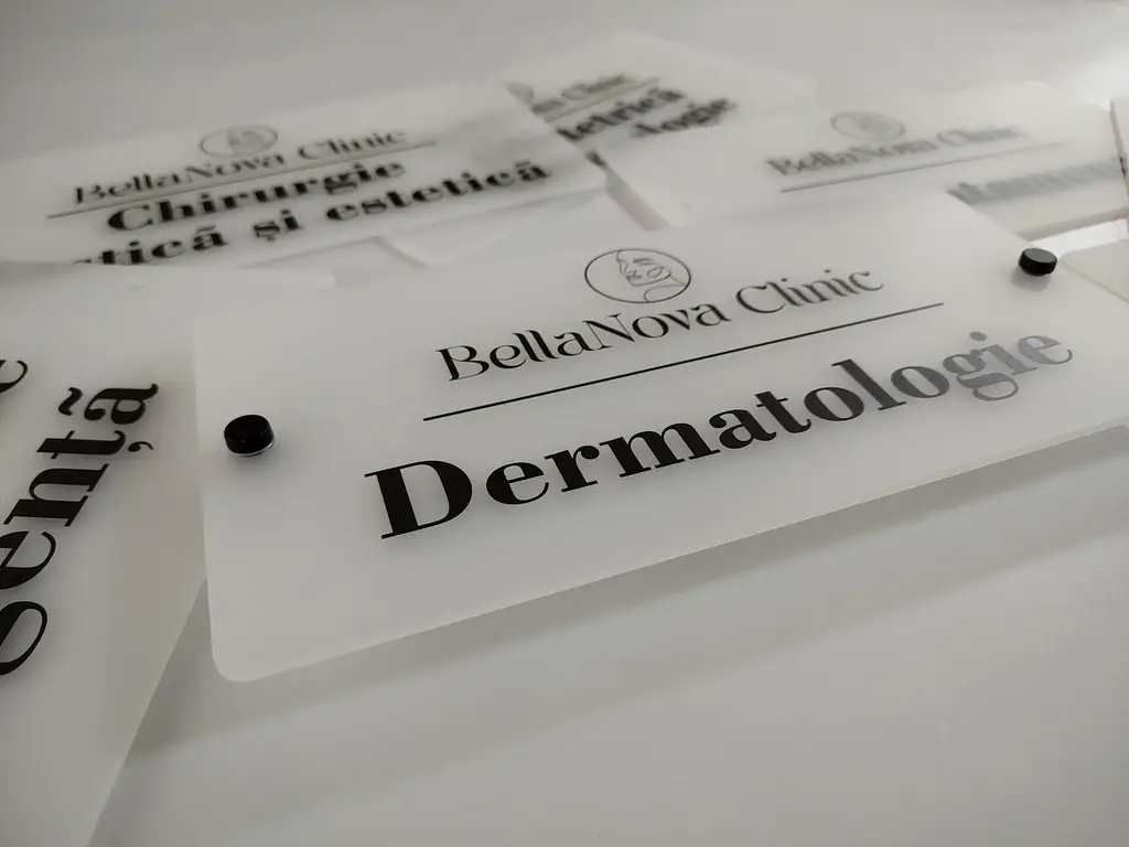 Plăcuță personalizată model din acril mat cu print UV pentru birouri, spații comerciale, firme și instituții, distanțiere incluse