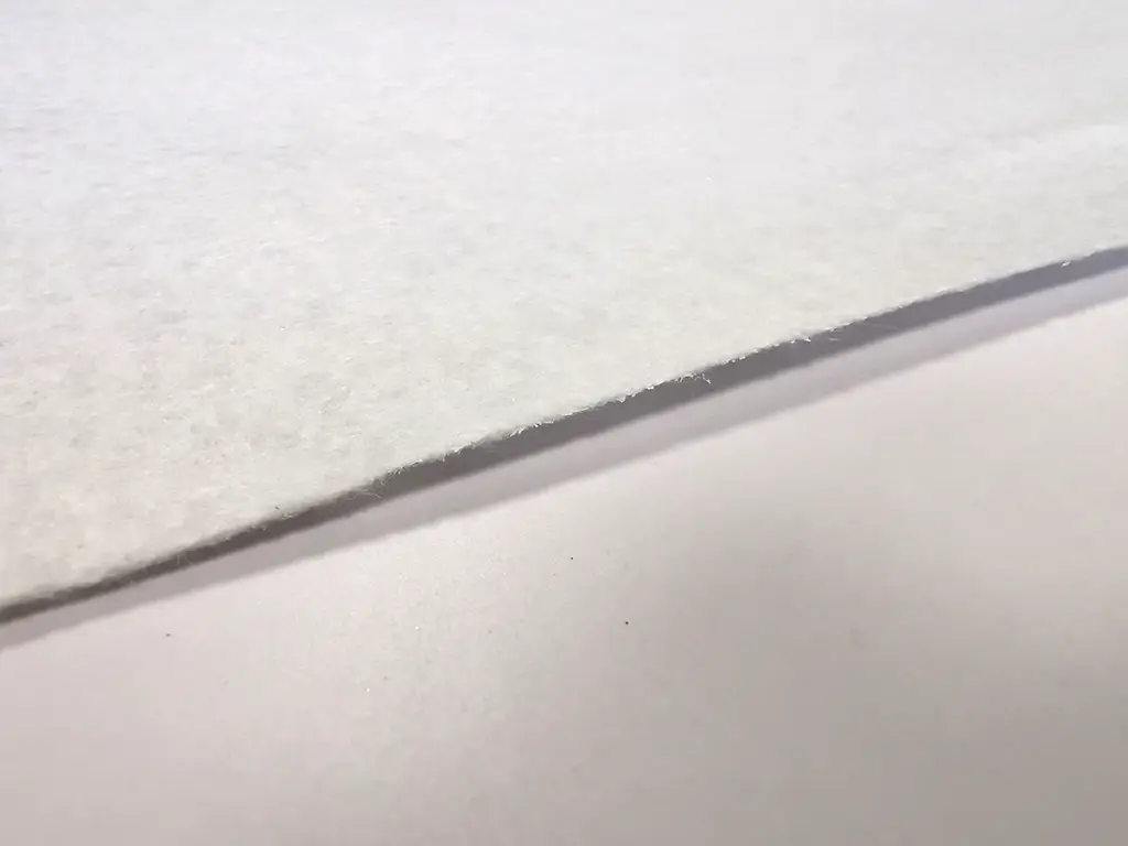Fetru la metru, pâslă albă  cu grosime de 1 mm, cu lățimea de 100cm