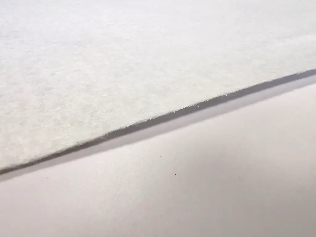 Fetru la metru, pâslă albă  cu grosime de 1 mm, cu lățimea de 90cm - produs 100% din materiale reciclate
