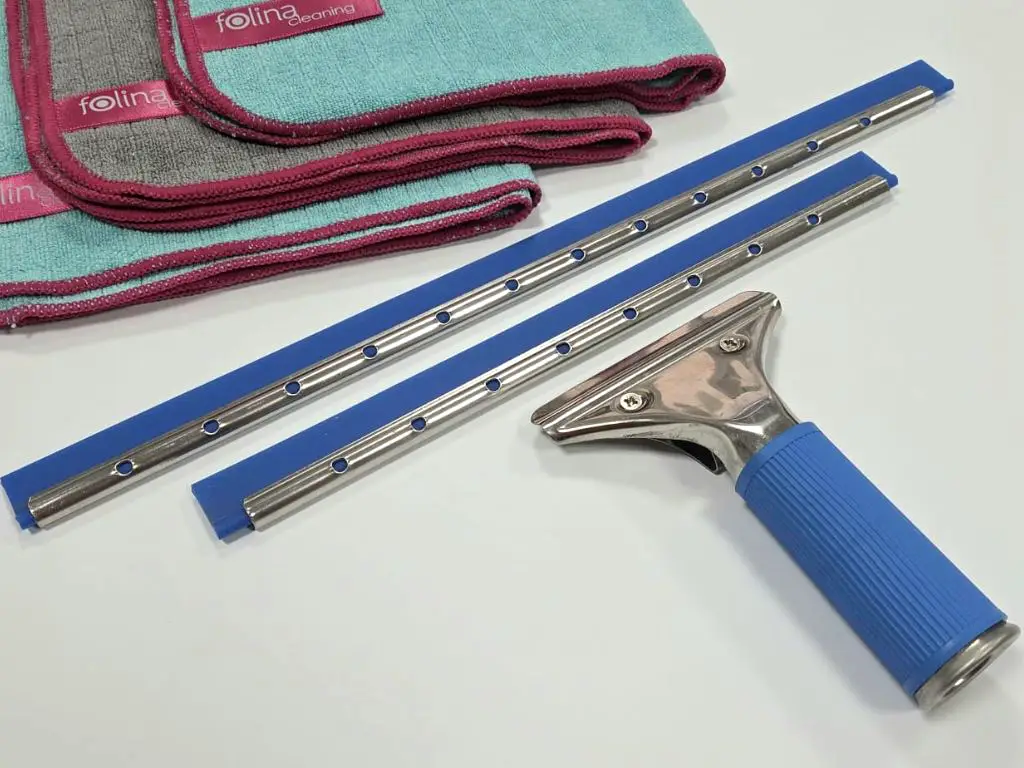 Set 3 lavete microfibră şi racletă pentru curăţarea geamurilor