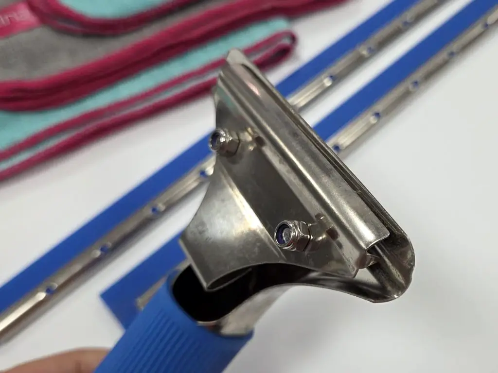 Set 3 lavete microfibră şi racletă pentru curăţarea geamurilor