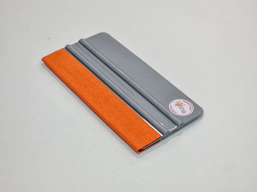 Racletă profesională din plastic, dimensiune 15x7,5 cm cu o latură din piele întoarsă