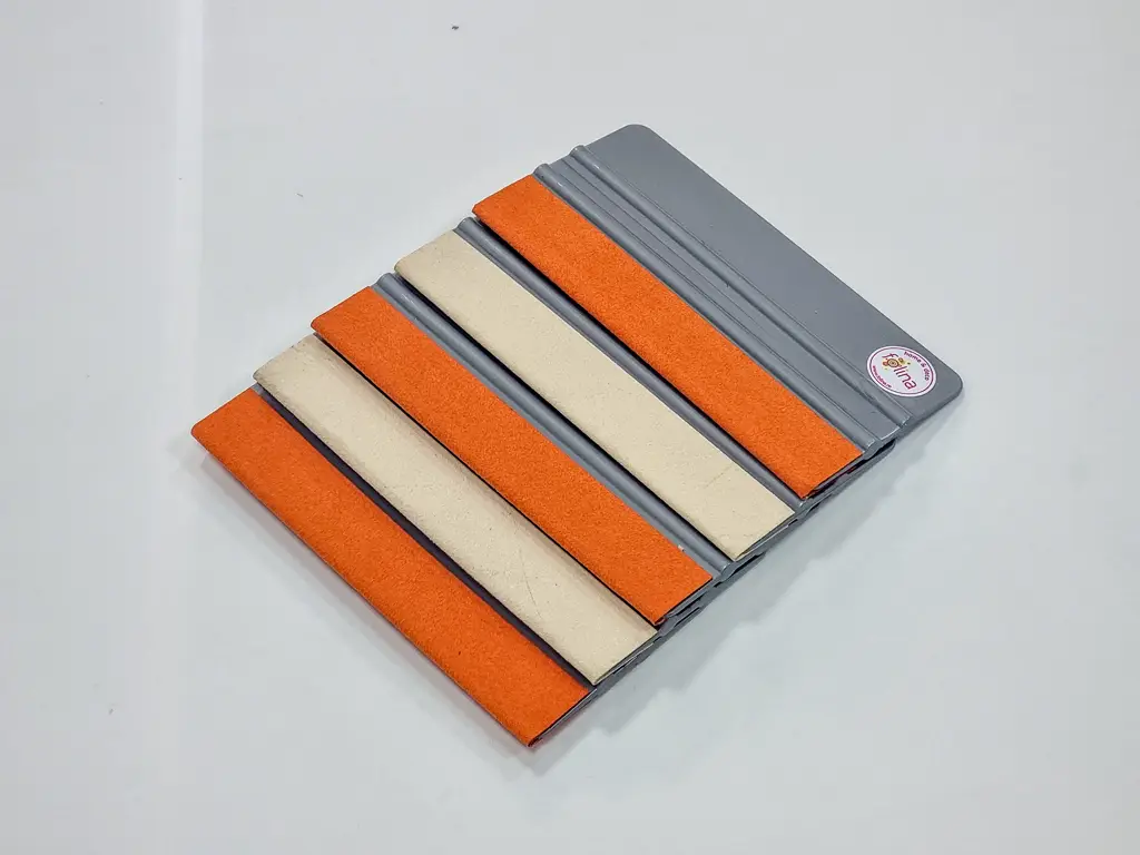 Racletă profesională din plastic, dimensiune 15x7,5 cm cu o latură din piele întoarsă