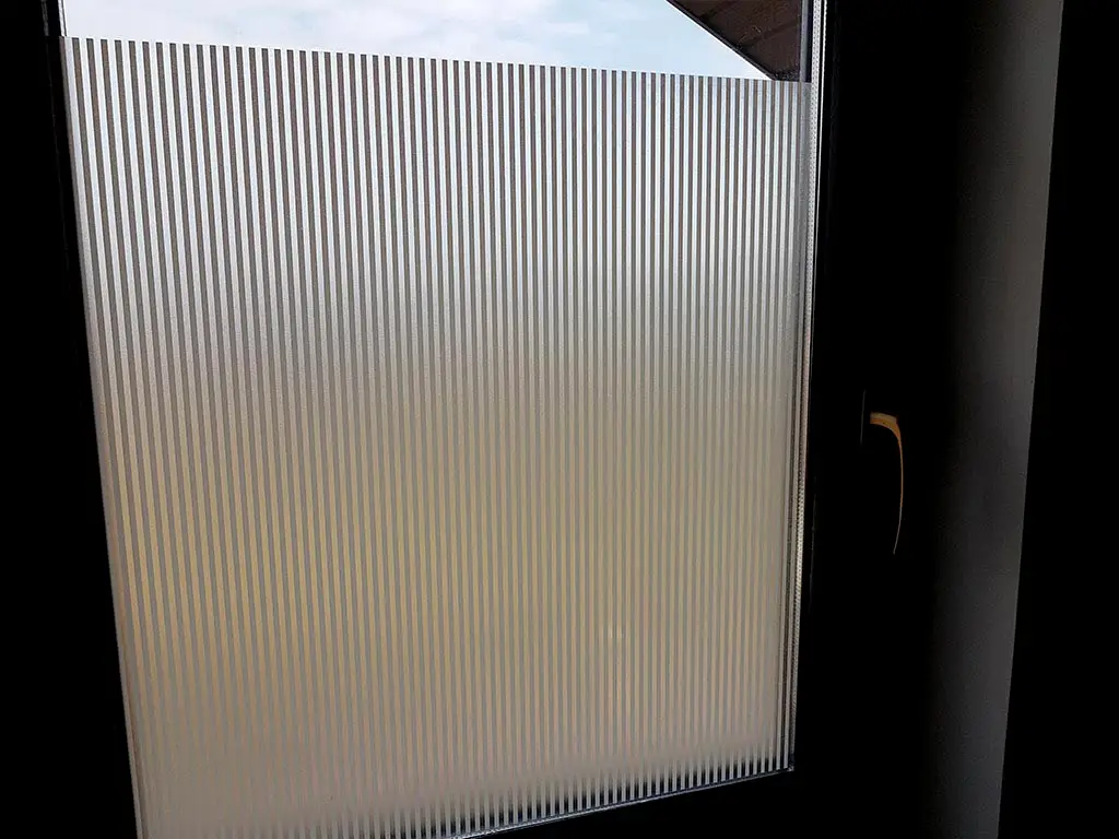 Folie geam autoadezivă Lina, Folina, imprimeu dungi albe înguste, 90x100 cm