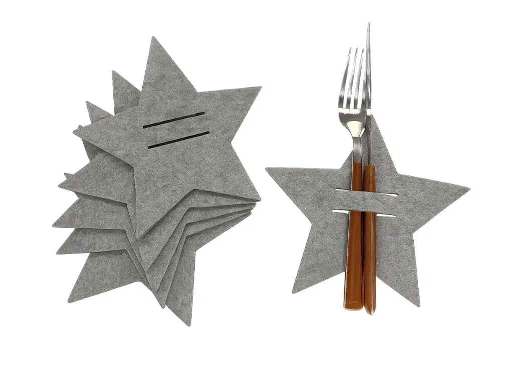 Set 12 suporturi tacâmuri din pâslă gri, model stea - decor masă Crăciun