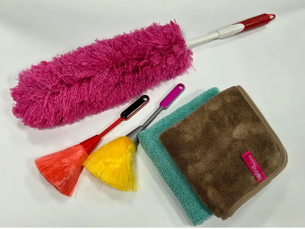 Set 2 lavete microfibră și 3 pămătufuri praf – curățare rapidă și eficientă