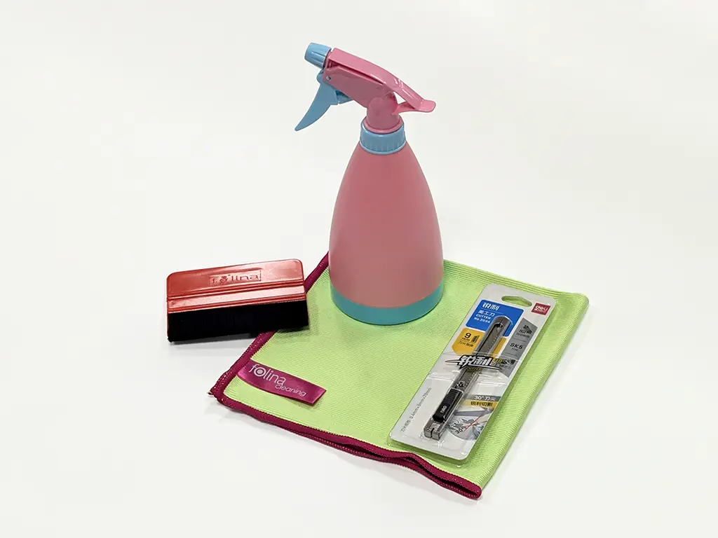 Set accesorii necesare pentru aplicarea foliei de geam- racletă, pulverizator, cutter şi lavetă