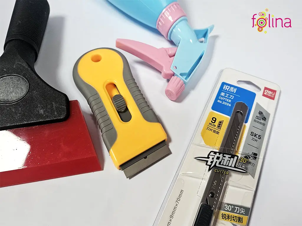 Set 4 accesorii necesare pentru aplicarea foliei pe geam - racletă, pulverizator, răzuitor şi cutter