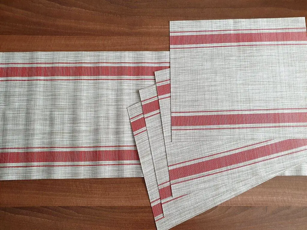 Set Napron şi 4 Placemats, gri cu dungi roşii