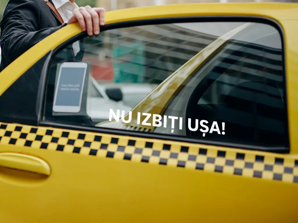 Set 2 stickere cu mesajul 'Nu izbiți ușa!', ideal pentru serviciile de taximetrie, Uber sau Bolt - culoare la alegere