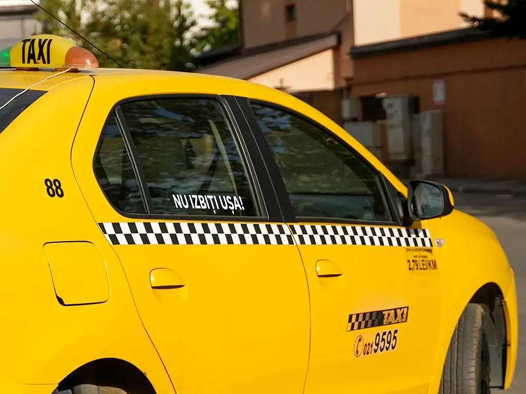 Set 2 stickere cu mesajul 'Nu izbiți ușa!', ideal pentru serviciile de taximetrie, Uber sau Bolt - culoare la alegere