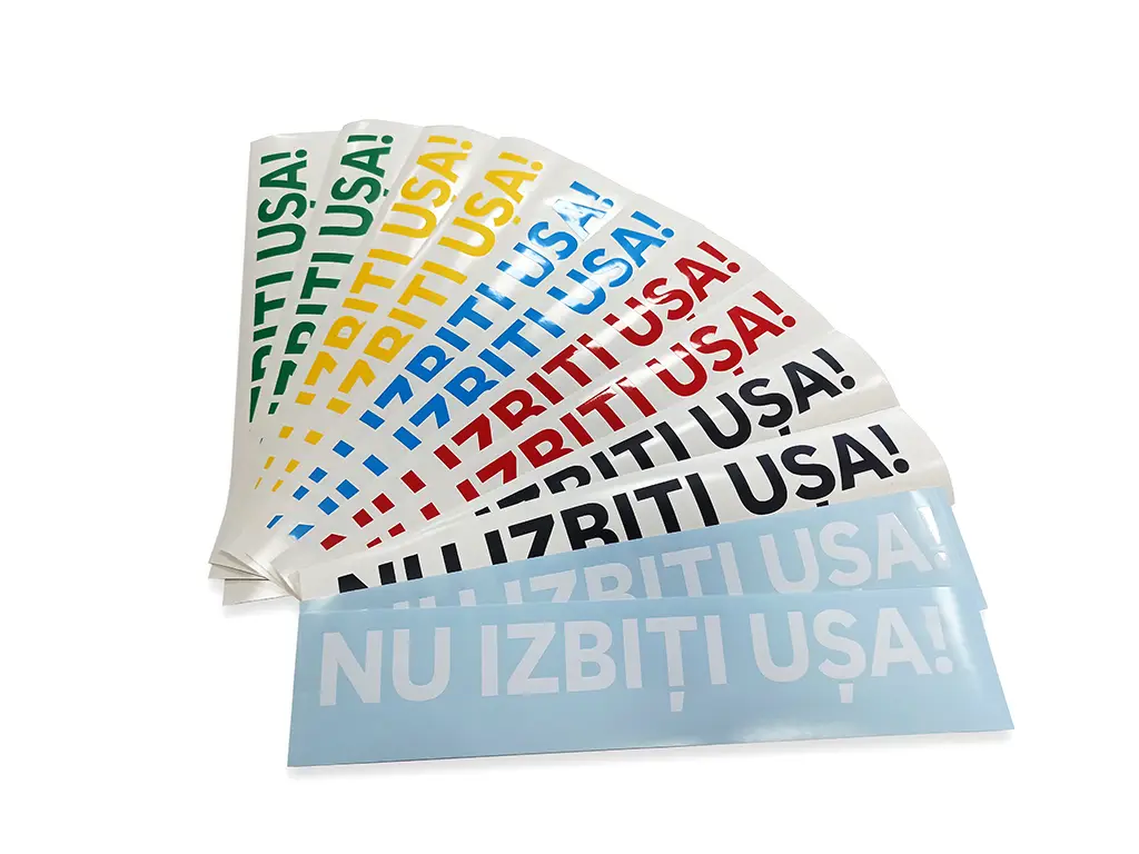 Set 2 stickere cu mesajul 'Nu izbiți ușa!', ideal pentru serviciile de taximetrie, Uber sau Bolt - culoare la alegere
