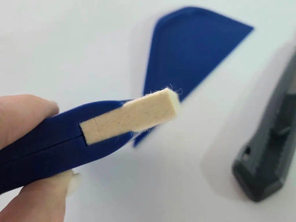 Set unelte montaj tapet și folii autoadezive – racletă aplicare, spatulă colțuri și cutter profesional