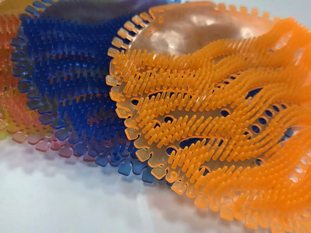 Perie toaletă silicon cu suport tip agățătoare + 6 site parfumate anti-stropire pentru pișoar