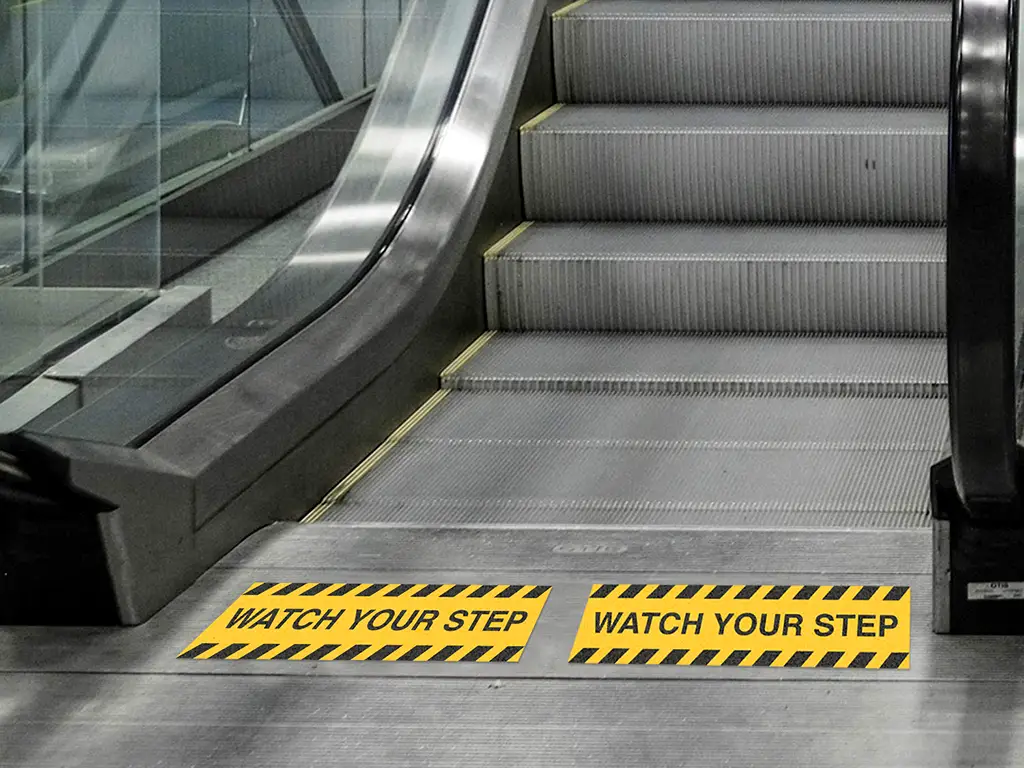 Sticker antiderapant pentru podea cu mesajul 'Watch your step', autoadeziv cu granulație grosieră, Folina, 60x16 cm, set 2 stickere