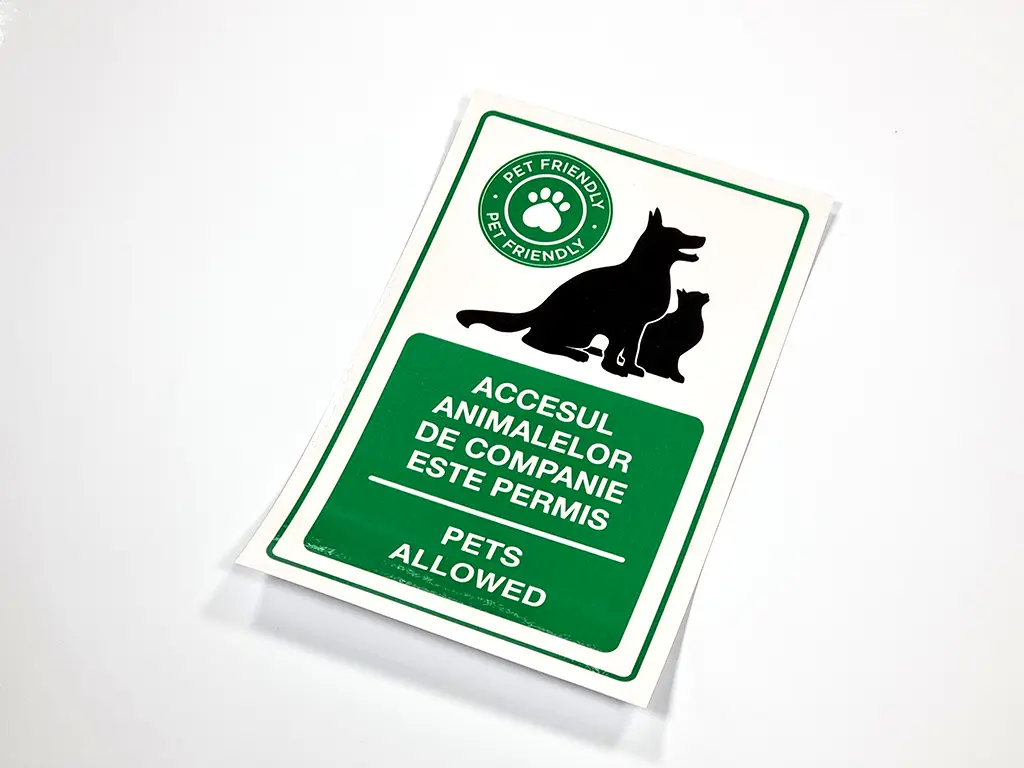 Sticker cu 'Accesul animalelor de companie este permis', autocolant, 15x23 cm