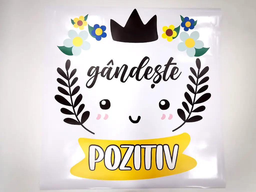 Sticker cu mesaj motivațional 'gândește pozitiv', decorațiune pentru școli și grădinițe sau camera copiilor , 93x100 cm, racletă de aplicare inclusă