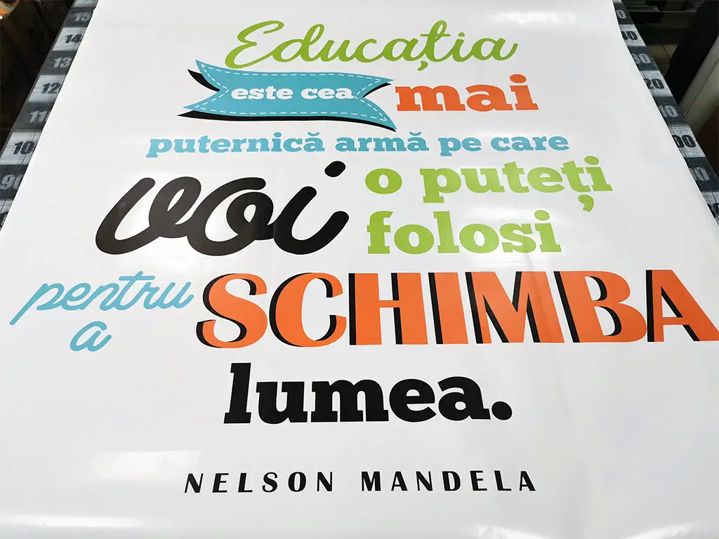 Sticker educațional citat Nelson Mandela despre educație, decorațiune pentru școli și grădinițe, multicolor, 120x120 cm, racletă de aplicare inclusă