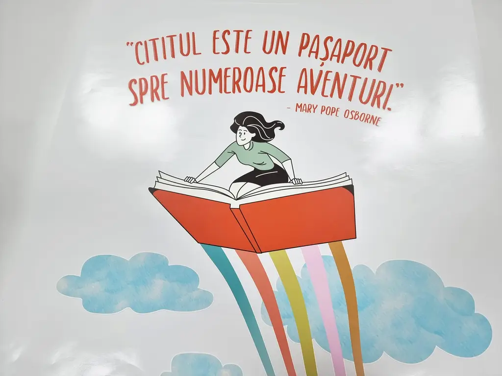 Sticker cu mesaj 'Cititul este un pașaport spre numeroase aventuri', decorațiune pentru școli și grădinițe, 90x70 cm, racletă de aplicare inclusă