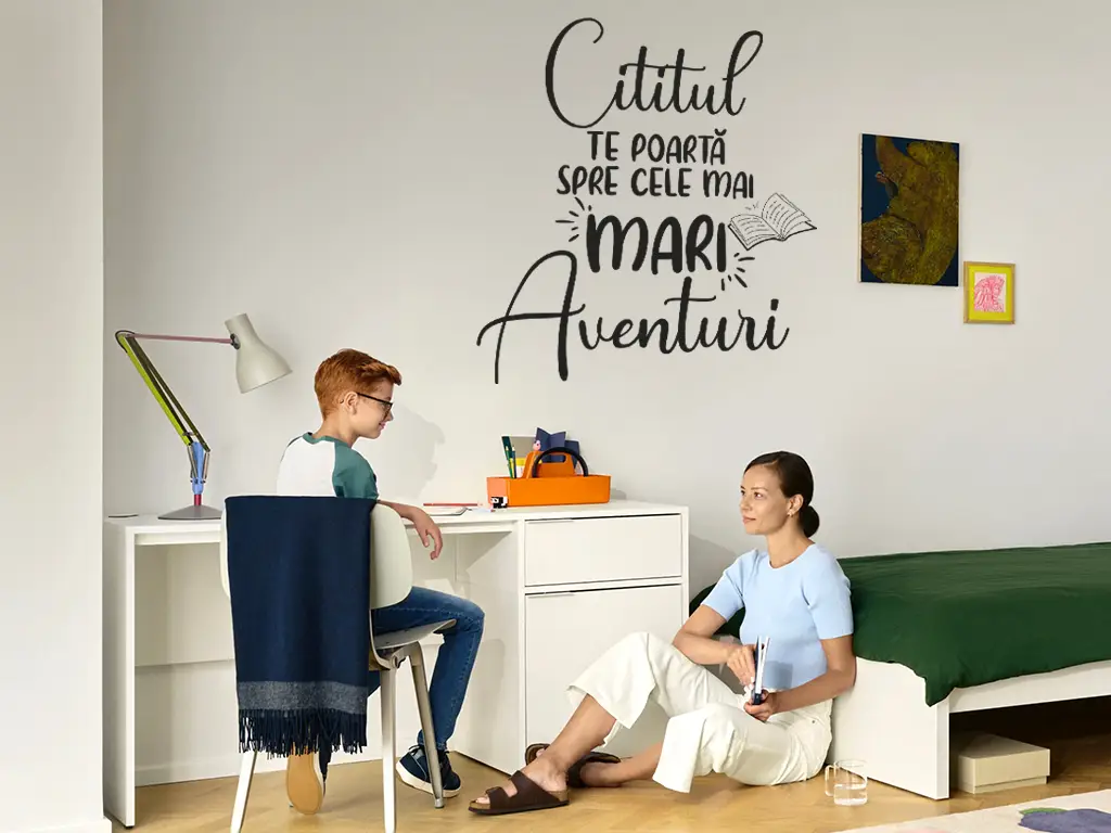Sticker cu mesaj 'Cititul te poartă spre cele mai mari aventuri', decorațiune pentru școli și grădinițe, 99x110 cm, racletă de aplicare inclusă