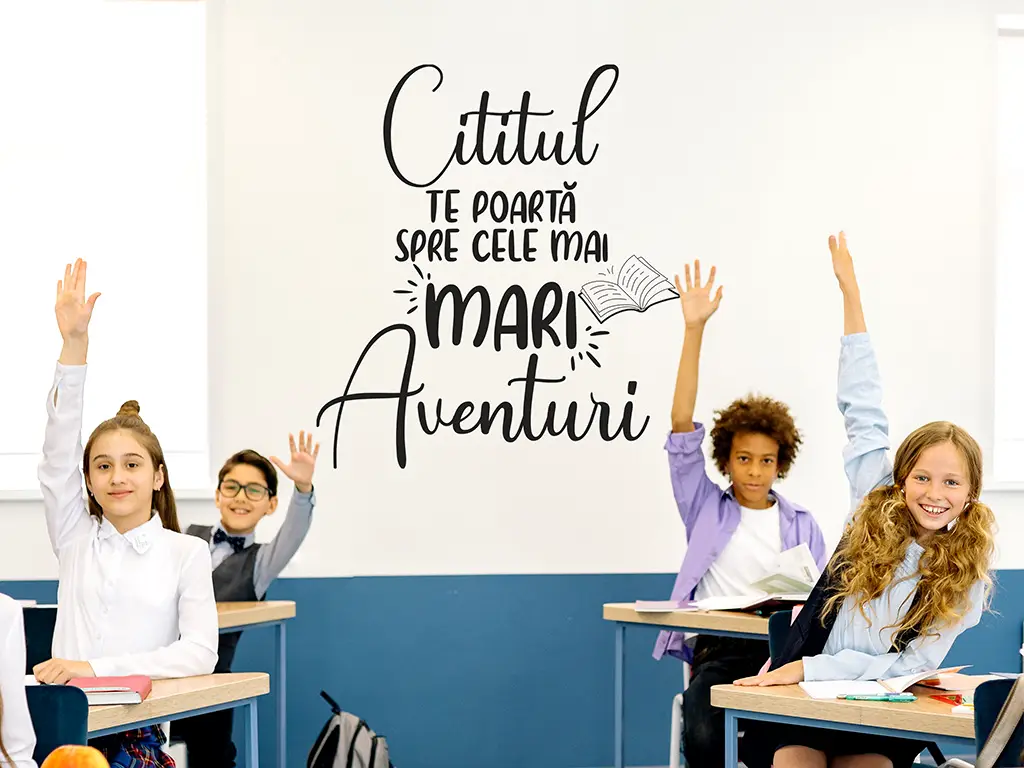 Sticker cu mesaj 'Cititul te poartă spre cele mai mari aventuri', decorațiune pentru școli și grădinițe, 99x110 cm, racletă de aplicare inclusă
