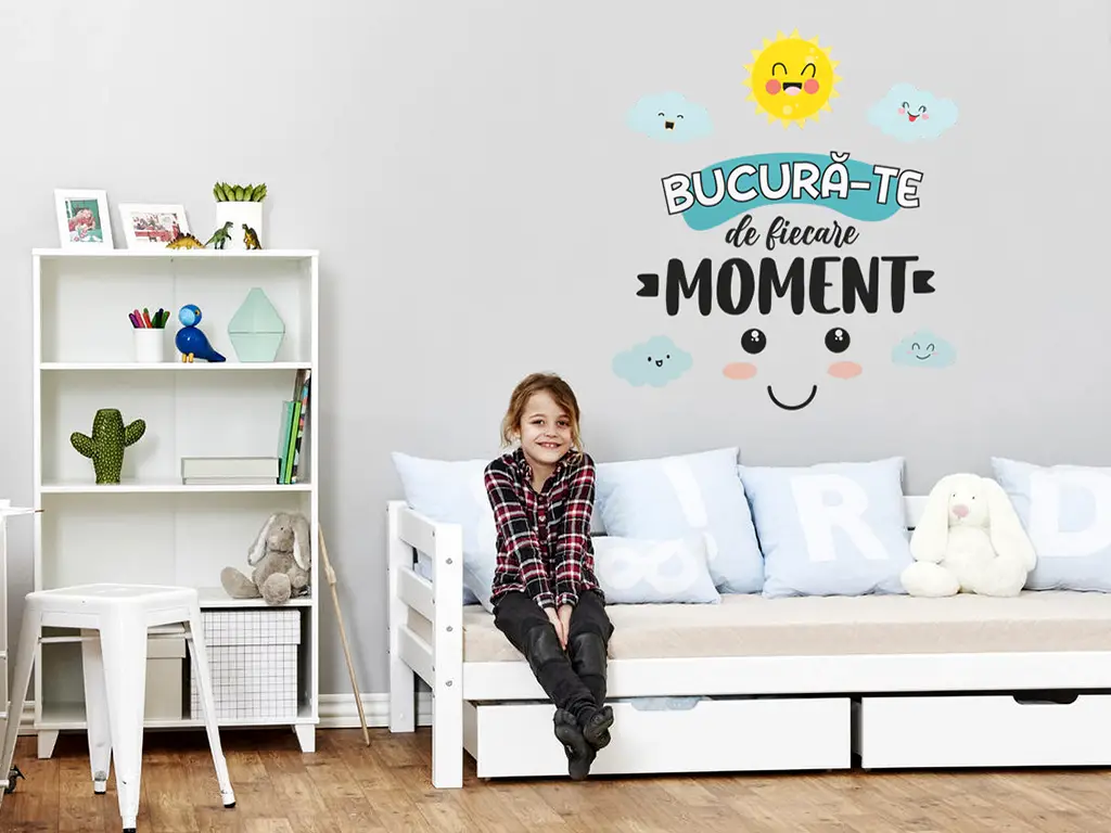 Sticker cu mesaj 'Bucură-te de fiecare moment', decorațiune pentru școli și grădinițe sau camera copiilor, 100x100 cm, racletă de aplicare inclusă