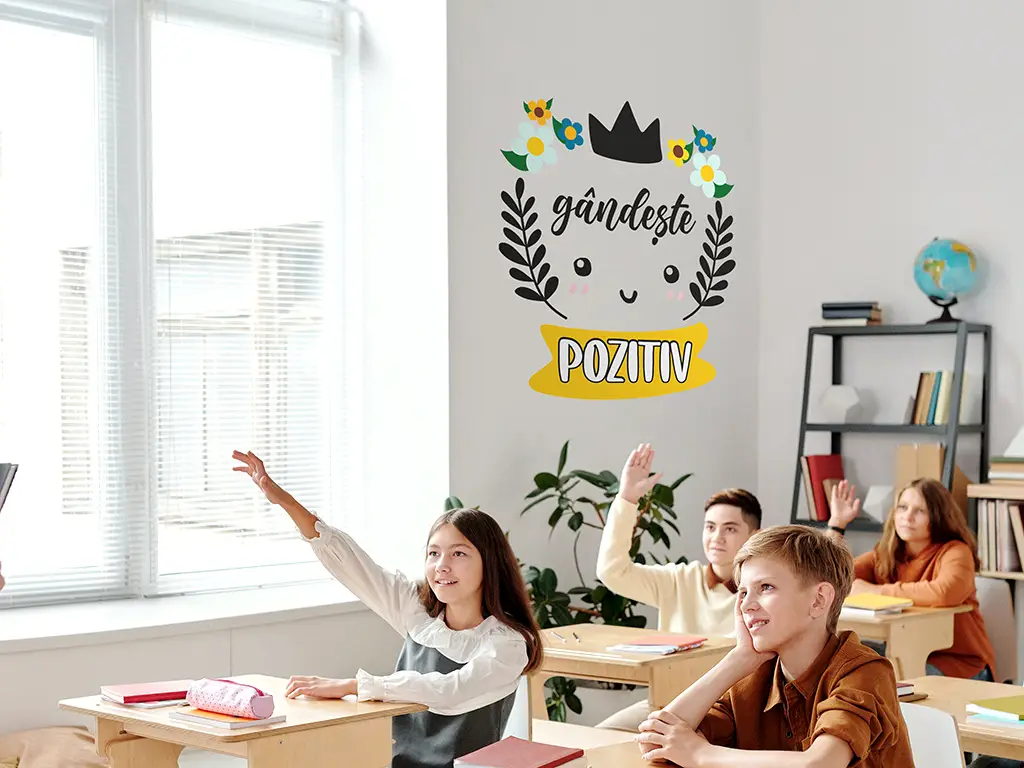 Sticker cu mesaj motivațional 'gândește pozitiv', decorațiune pentru școli și grădinițe sau camera copiilor , 93x100 cm, racletă de aplicare inclusă